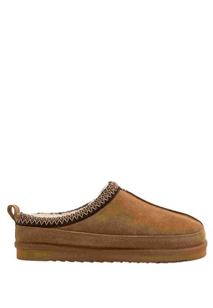 Brun ruskind slip-on tøffel med polstret sål, dekorative sømme rundt om kanten og blød indvendig foring.