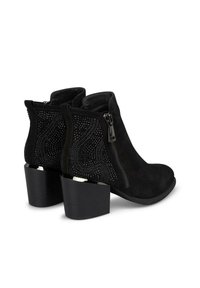 Schwarze Wildleder-Stiefeletten mit einem strukturierten schwarzen Perlenakzent, Reißverschluss und dicker schwarzer Ferse. Die Rückansicht zeigt die Designdetails.