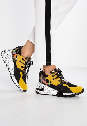 Sneakers - yellow