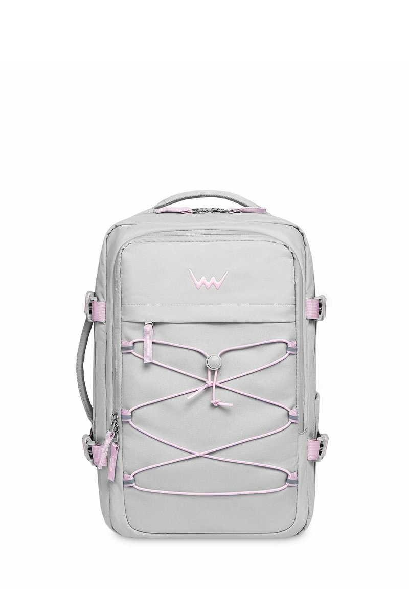 Šedý batoh s růžovými akcenty a elastickým lanem. Obsahuje kapsy na zip, polstrované madlo a nastavitelné boční popruhy pro uložení.