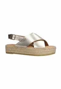 Metalen gouden espadrille sandaal met kruisbandontwerp, verstelbare gesp en jute-omhulde wigzool. Gladde textuur en casual stijl.