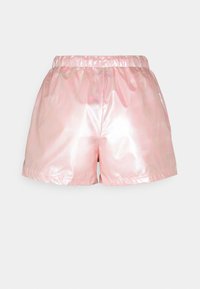 Shorts roses clairs brillants à taille élastique, coupe ample, tissu lisse et réfléchissant sur un fond clair uni.