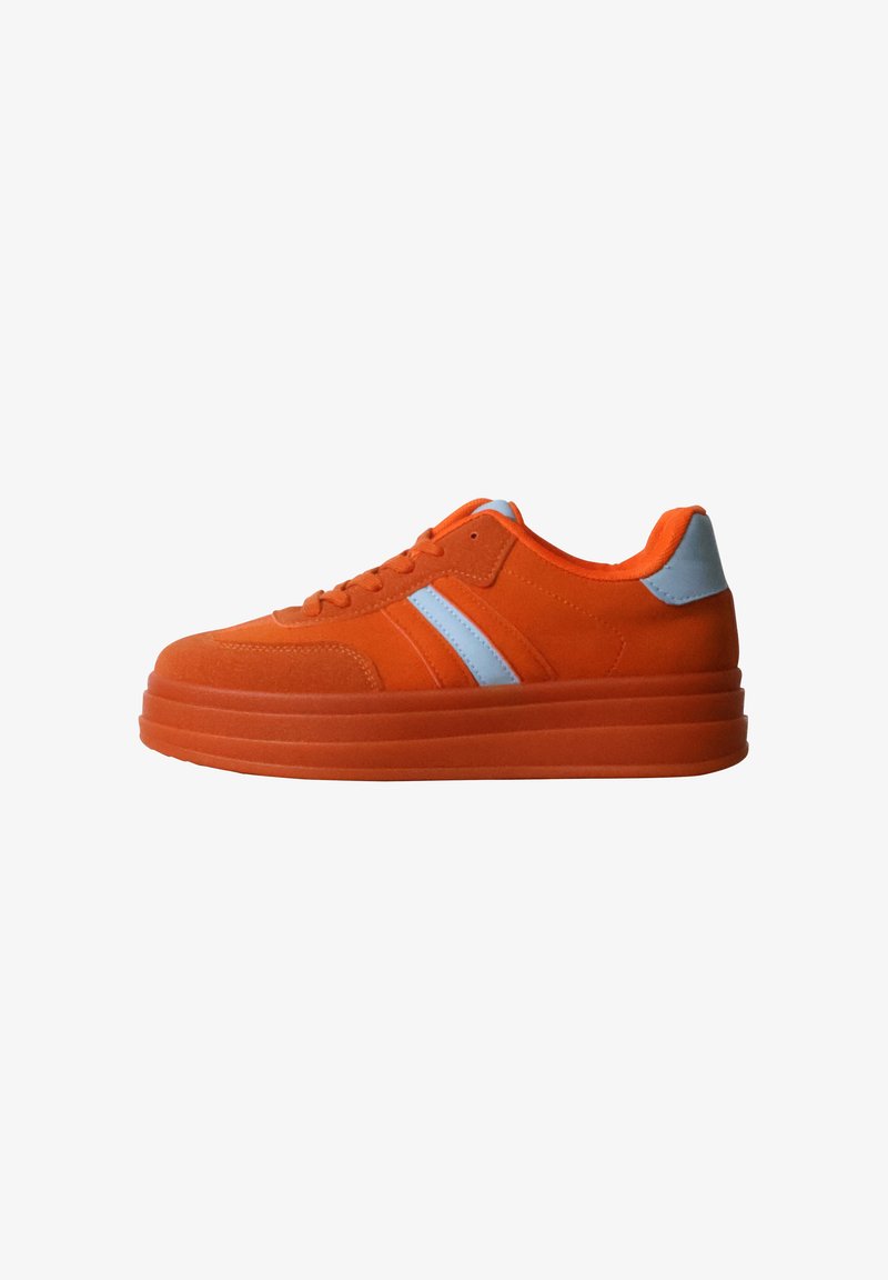 Baskets orange vif avec semelle épaisse, patch talon bleu, bandes latérales bleues et fermeture à lacets.
