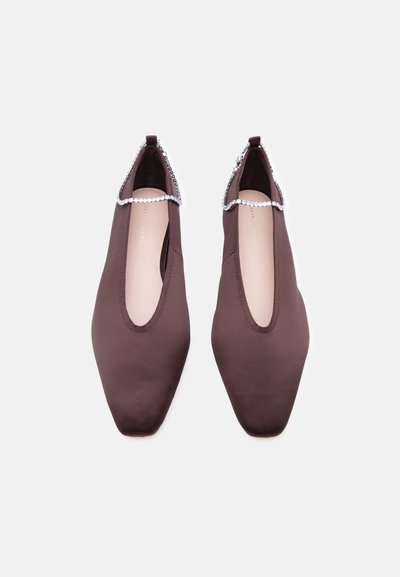 Ζευγάρι καφέ, επίπεδα παπούτσια με τετράγωνη μύτη, λουράκια αστραγάλου με στρας και μαλακό υφασμάτινο επάνω μέρος, εμφανιζόμενα από πάνω σε απλό φόντο.