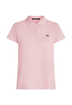 Polo rose clair à manches courtes avec trois boutons et petit logo représentant un visage avec des lunettes de soleil sur la poitrine gauche.