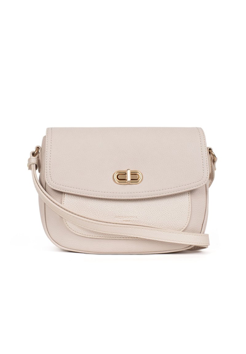 Borsa a tracolla beige chiaro in pelle testurizzata con chiusura a patta e hardware dorato. Caratterizzata da una tracolla rimovibile e linee morbide.