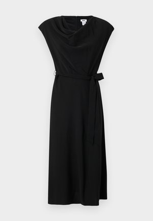 Zwarte jurk met een gedrapeerde kettinghals, korte kapmouwen, een strikceintuur en een mid-lange, vloeiende silhoutte.