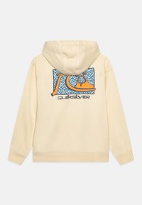 Sudadera color crema con un patrón geométrico azul y un acento naranja en la parte posterior, que presenta un logo y capucha con cordón.