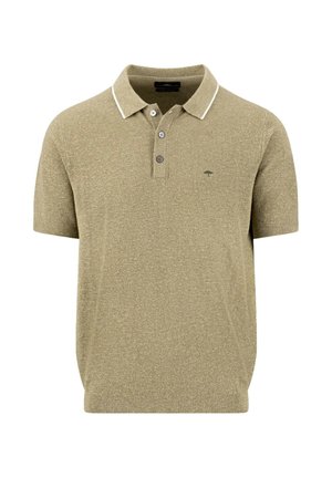 Beige Polohemd mit kurzen Ärmeln, drei Knöpfen, weißem Besatz am Kragen und einem kleinen gestickten Logo auf der linken Brust.