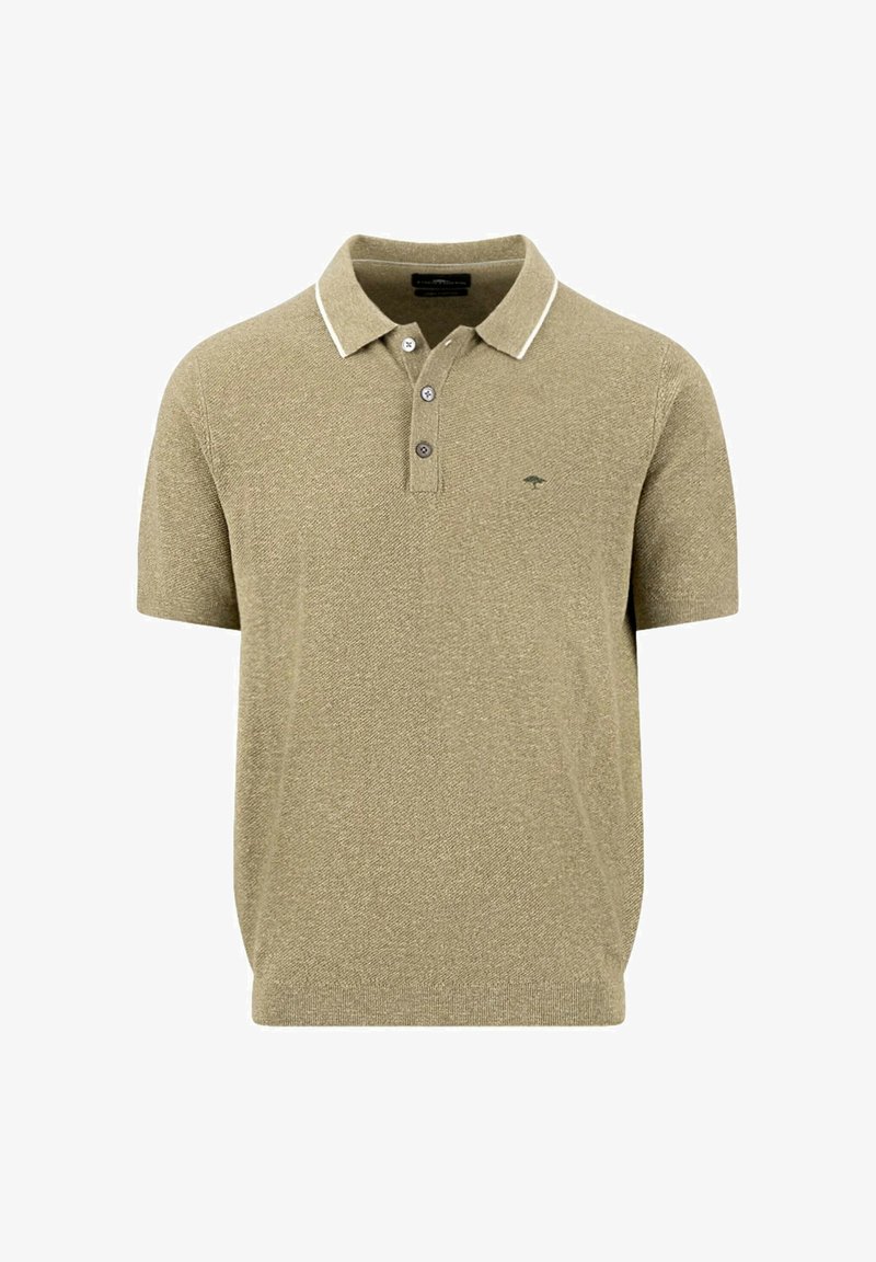 Polo beige à manches courtes avec trois boutons, bordure blanche sur le col, et un petit logo brodé sur le côté gauche de la poitrine.