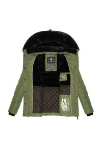 Groene pufferjack met een zwarte nepbont voering, gequiltte binnenzakken en een logoprint. Voorzien van een ritssluiting en een verstelbare capuchon.