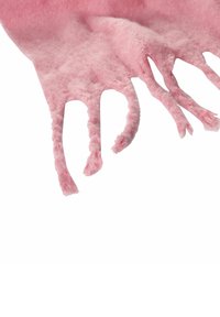 Tissu en feutre rose avec des bords effilochés, façonnés à la main, sur un fond blanc.