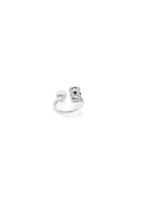 Anillo ajustable de plata con una banda de metal pulido que presenta una perla blanca circular y un acento negro angular en lados opuestos.
