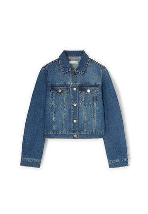 Chaqueta de mezclilla recortada en azul medio con un cierre de botones en la parte delantera, dos bolsillos en el pecho, costuras en contraste y un cuello clásico.