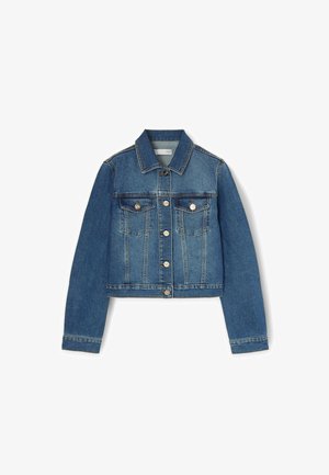 Chaqueta de mezclilla recortada en azul medio con un cierre de botones en la parte delantera, dos bolsillos en el pecho, costuras en contraste y un cuello clásico.