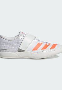 Hvid sportsko med en syntetisk overdel, der har grå mesh-sektioner, pink og orange striber samt en hæsestrop for en sikker pasform.