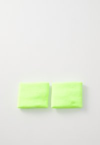 Neon zelené textilné náramky s textúrovaným povrchom, obdĺžnikovým tvarom a prešit�ými okrajmi, zobrazené v pároch na bielom pozadí.