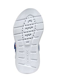 Suola di scarpa in gomma bianca con modelli di grip texture, fori di drenaggio e marchio "GEOX". Finitura liscia, forma curva e bordi rialzati.