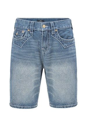 Pantalones cortos vaqueros azules descoloridos con bolsillos delanteros, cierre de botones y costuras de contraste visibles.