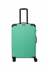 Hartschalenkoffer in Minzgrün mit vertikalen Rillen, schwarzen Akzenten, einem ausziehbaren Griff und vier Rollen für Mobilität.