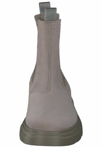 Světle šedé semišové kotníkové boty s elastickými bočními panely a poutky na nošení. Silné gumové podrážky s drsnou texturou. Minimalistický design.