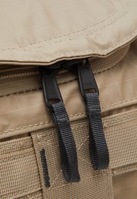 The North Face BASE CAMP VOYAGER DUFFEL 32L UNISEX - Mala de fim de semana - flax/asphalt grey