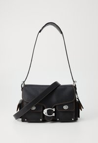 Sac en cuir noir à bandoulière avec un rabat, deux poches avant, des coutures marron, quincaillerie en argent et une seule sangle réglable.