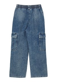 Pantaloni cargo in denim, lavaggio blu, caratterizzati da una vita elastica, due tasche laterali e vestibilità ampia. Texture scucita con dettagli di cucitura.