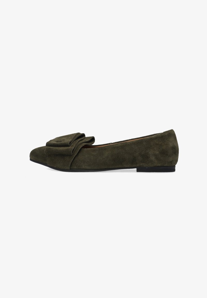 Groene suède platte schoenen met een spitse neus en een textuurdetail in de vorm van een strik aan de voorkant. De zool is zwart en plat voor comfort.