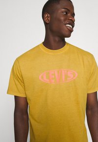 Levi's® VINTAGE FIT GRAPHIC TEE - Triko s potiskem - cool yellow