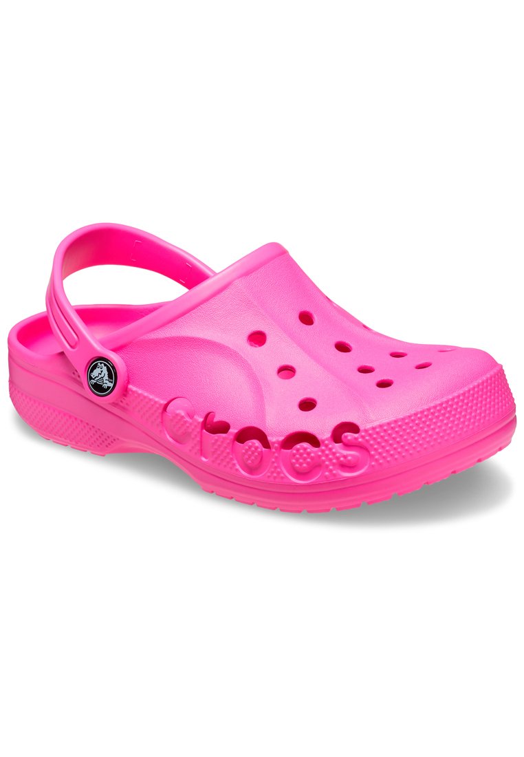 Różowe klapki z gumy z perforowanym wzorem, z tylnym paskiem i teksturowaną podeszwą. Wytłoczone logo "crocs" po boku. Gładkie wykończenie.