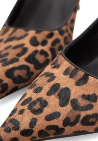 Woden LAURA LEO - Classic heels - leopard