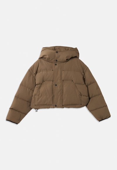 Giacca a vento cropped marrone con un ampio cappuccio, caratterizzata da due tasche anteriori, chiusure a pressione e una texture liscia e imbottita.