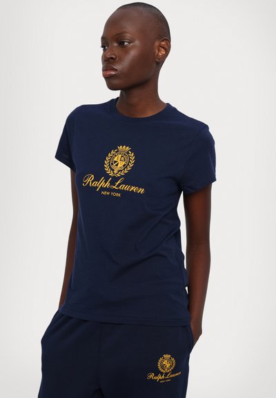 Polo Ralph Lauren HOTEL SHORT SLEEVE - Apdrukāts T-krekls - cruise navy/gold