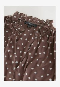 Neselectat, chocolate brown spot