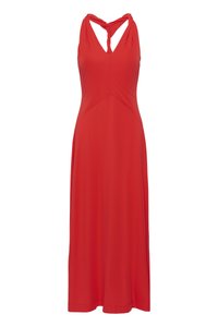 Robe maxi rouge sans manches avec encolure halter torsadée et corsage ajusté s’évacuant en une jupe trapèze.