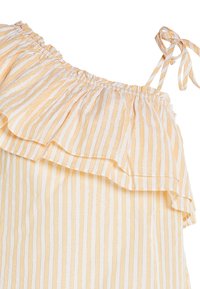 Top a spalla scoperta a righe in giallo chiaro e bianco, caratterizzato da un strato arricciato e sottili spalline regolabili per un design aderente.