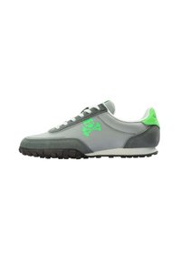 Graue und grüne Sneakers aus Wildleder und Stoff, featuring ein Totenkopf-Logo, weiße Schnürsenkel und eine strukturierte schwarze Gummisohle.