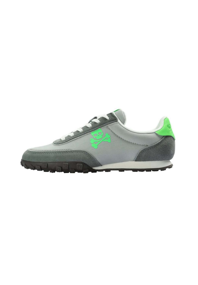Graue und grüne Sneakers aus Wildleder und Stoff, featuring ein Totenkopf-Logo, weiße Schnürsenkel und eine strukturierte schwarze Gummisohle.