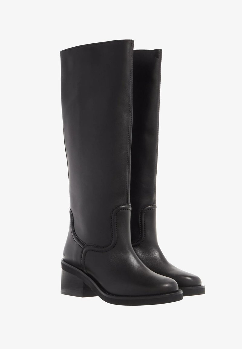 Črne usnjene škornje do kolen z gladko teksturo, zaokroženim prstom in robustnim petnim delom. Imajo diskretne šive in poenoteno zasnovo.