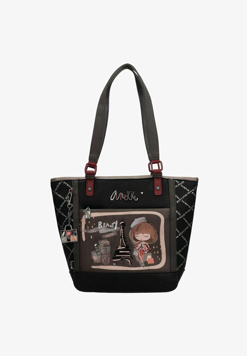 Schwarze Tragetasche mit grauen Akzenten, die ein Cartoon-Design eines Mädchens und des Eiffelturms zeigt. Enthält rote Hardware und einen dekorativen Anhänger.