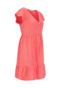 Korálové šaty s krátkým rukávem, výstřihem do V, zapínáním na knoflíky vpředu a rozšířenou sukní s volánkem; vyrobené z lehké látky.