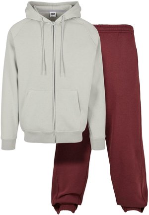 Grå zip-up hoodie med frontlommer og ribbede manchetter, parret med bordeaux sweatpants med elastisk talje og manchetter.
