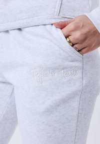 Grijze sweatpants gemaakt van zachte stof met een geborduurd "Project x Paris" logo. Inclusief een zijzak en textuur tailleband.