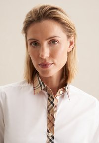 Weißes Hemd mit einem karierten Kragen und Blende in Beige, Schwarz und Rot. Verfügt über knöpfe auf der Vorderseite und eine glatte Stofftextur.