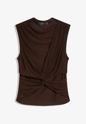 Haut sans manches de couleur marron foncé avec tissu froncé et un noeud central torsadé, encolure ronde et légère draperie sur les côtés.