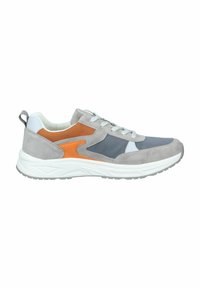 Graue Wildledersneaker mit orangefarbenen und weißen Akzenten, Schnürdesign, klobiger weißer Zwischensohle und strukturiertem Obermaterial für besseren Halt.