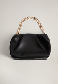 Sac en cuir noir avec une surface texturée, doté d'une anse en chaîne dorée et d'un design décontracté, mettant en valeur sa forme douce.