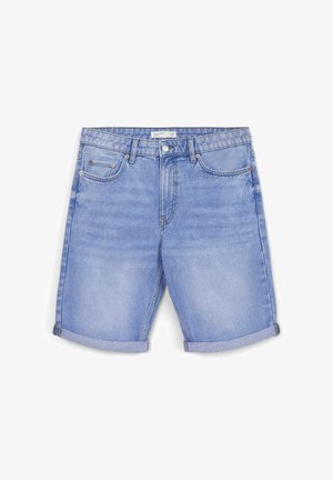 Shorts en denim bleu clair avec un ourlet roulé, cinq poches et un bouton en métal. Le tissu a une texture lisse et un léger décoloré.