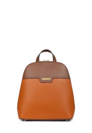 Zaino in ecopelle marrone e arancione con una parte superiore arrotondata, hardware in tonalità oro e una piccola maniglia. Presenta un design a blocchi di colore distintivo.